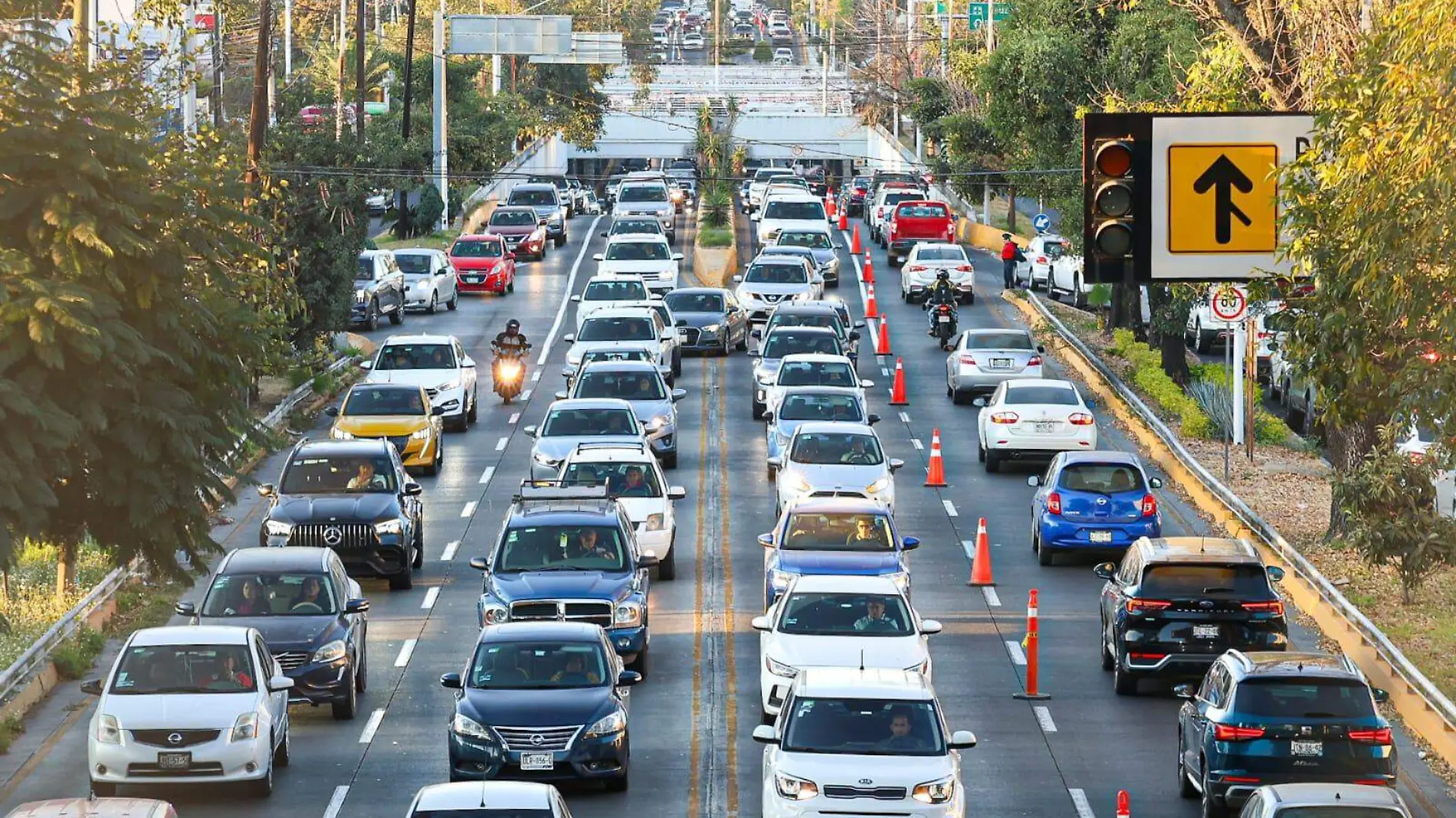 Tráfico por la avenida López Mateos